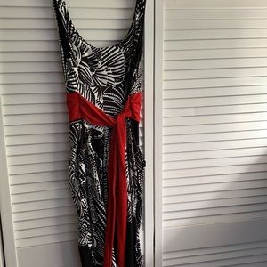 Cute summer dress with pockets! sash attached.